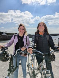 Illustration Sophie et Anne-Laure en vélo à Saint Gilles Histoire de notre rencontre professionnelle